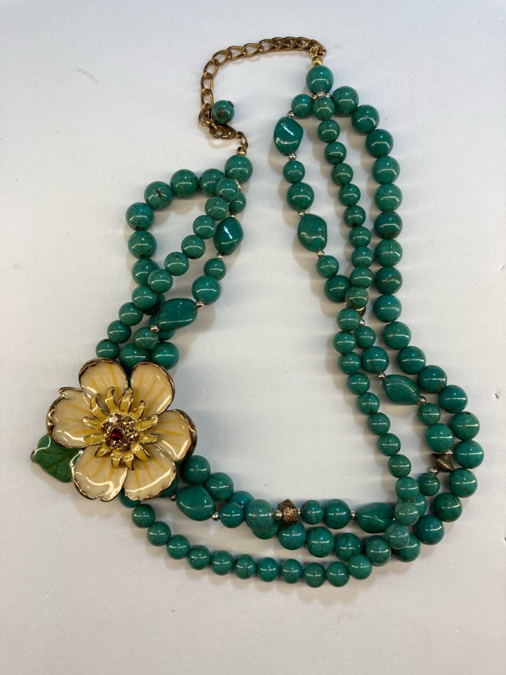 Q417. Acrylic And Floral Metal Focal Triple Strand Necklace